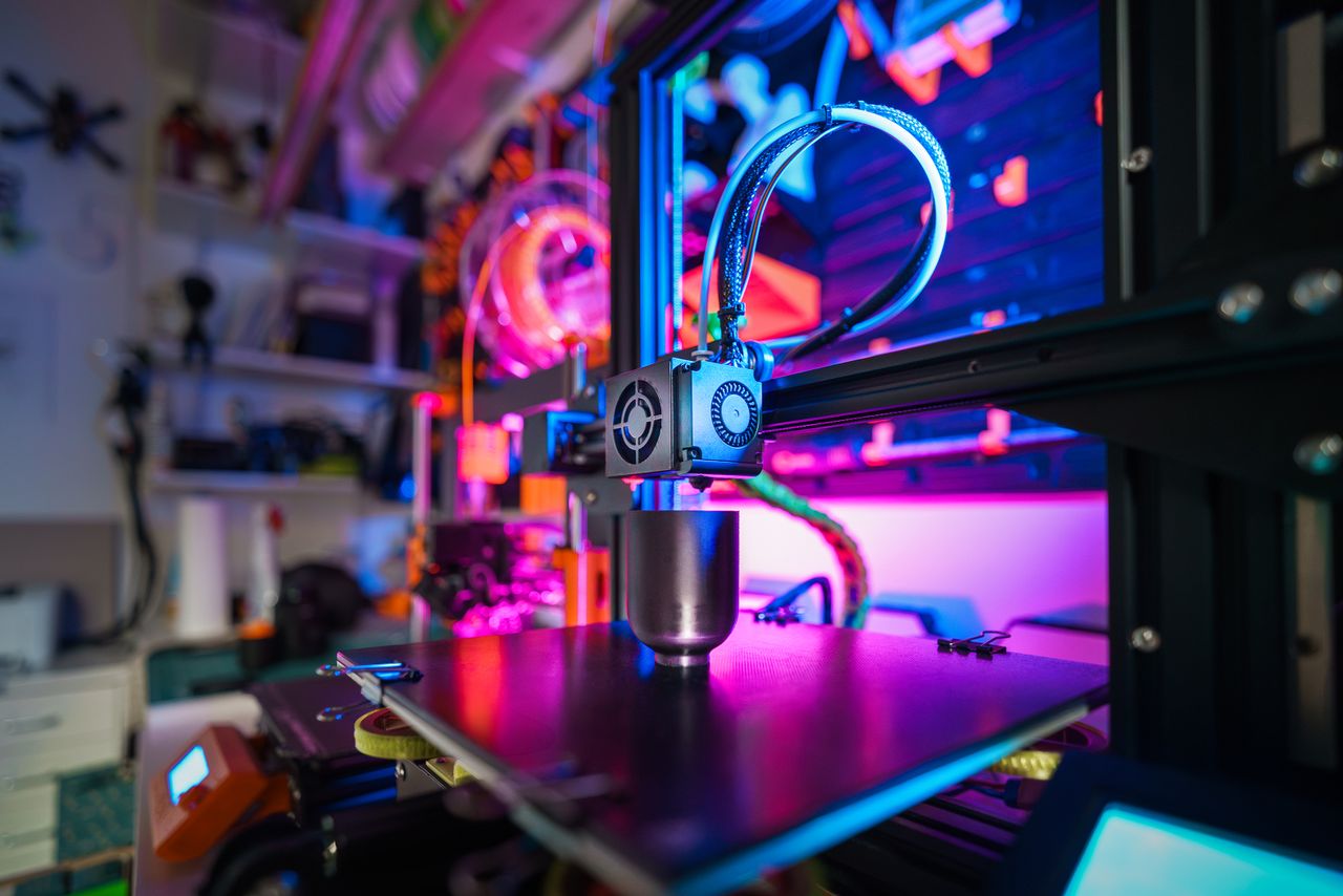 3D-Drucker in einem Maker-Workshop - Konzept 3D Druck Köln